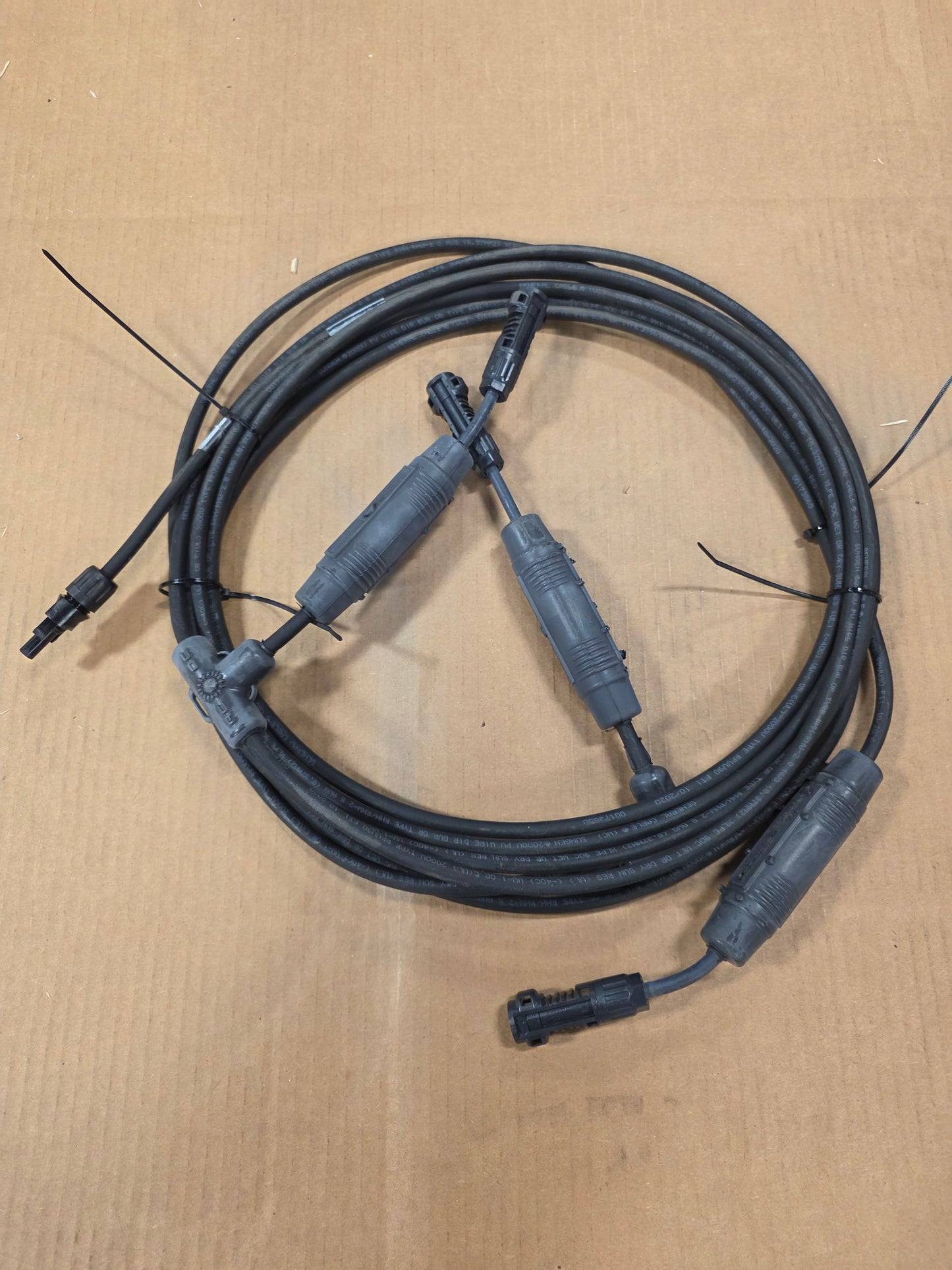 Shoals, Helix DC 3 String Combiner whip, Male input, Fused @ 15A, MC4 Female output